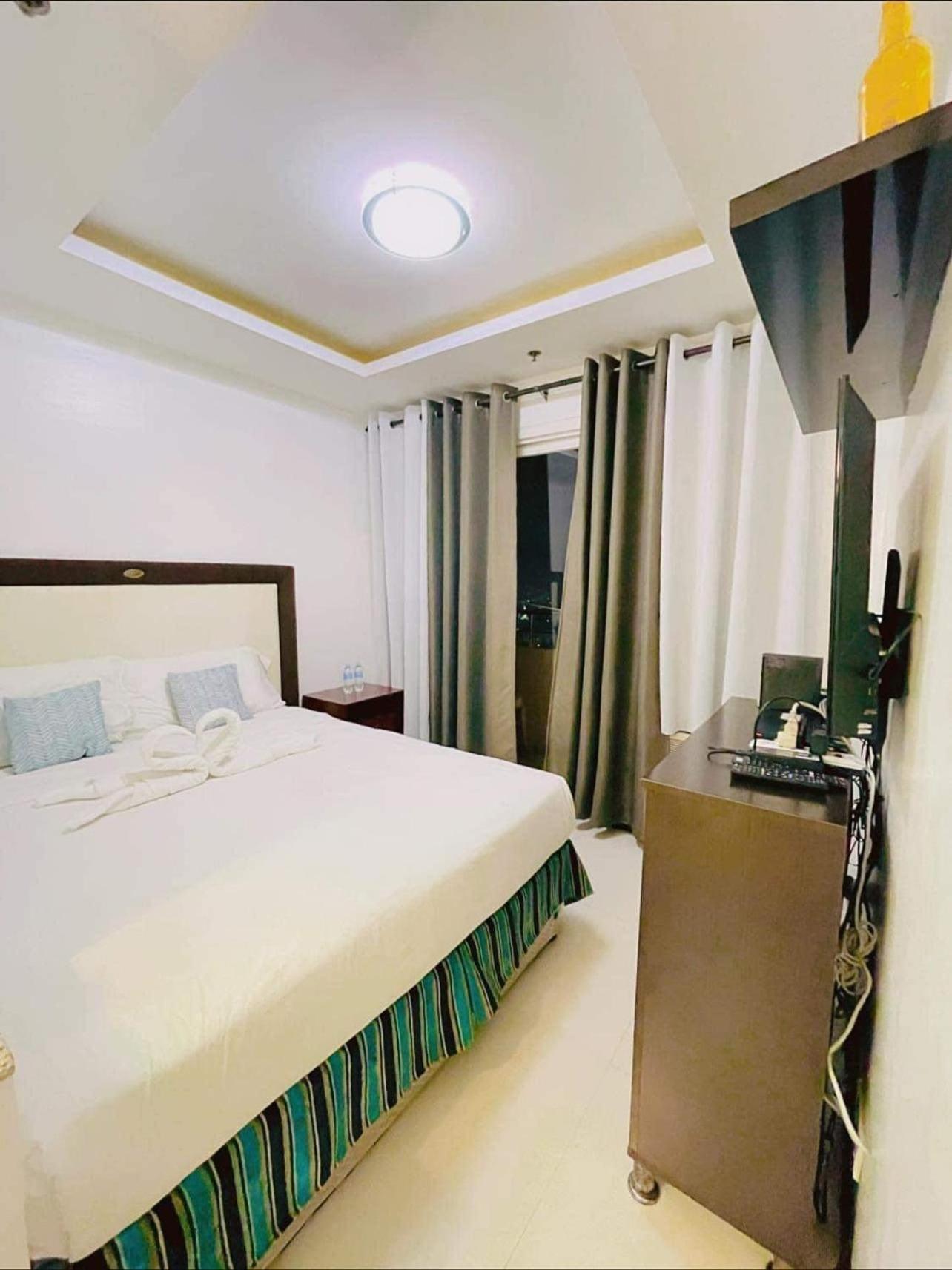 Birch Tower Malate Suites Manila Exterior foto